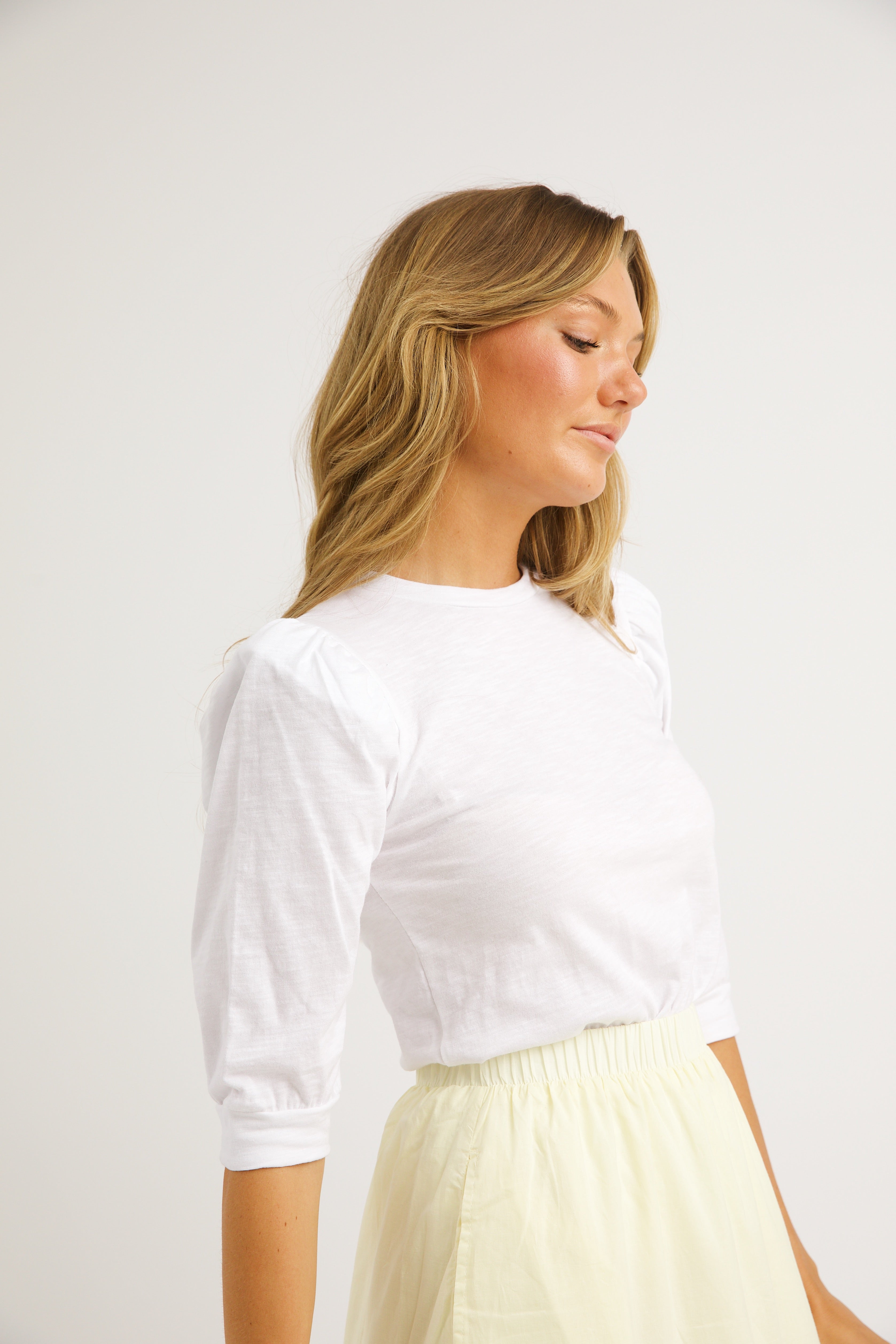 Blusa branca de algodão com mangas balão