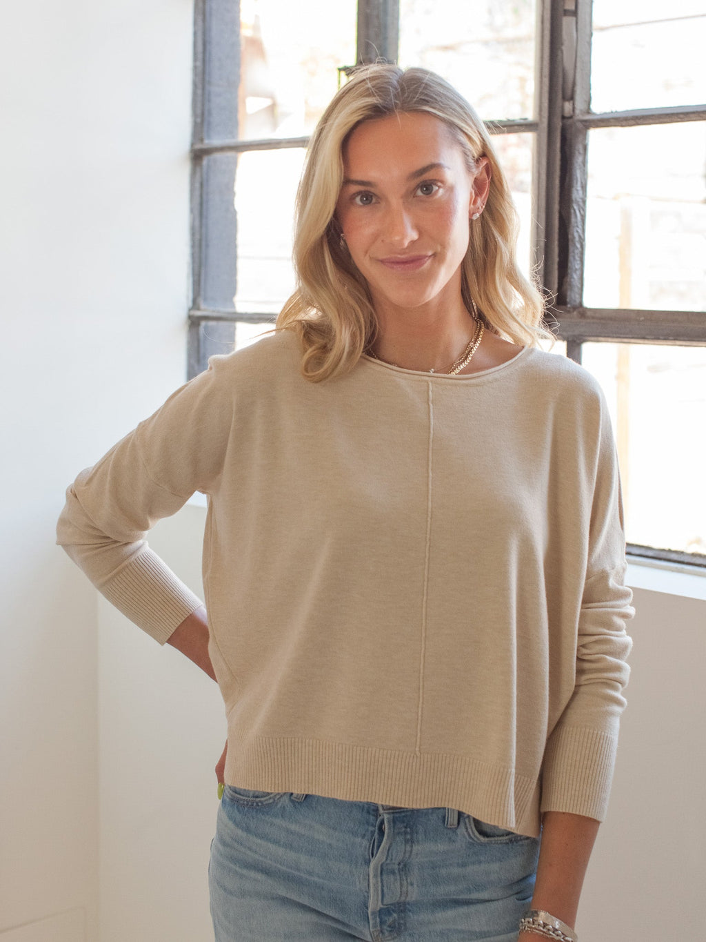 Haferfarbener langärmliger Strickpullover mit Rundhalsausschnitt