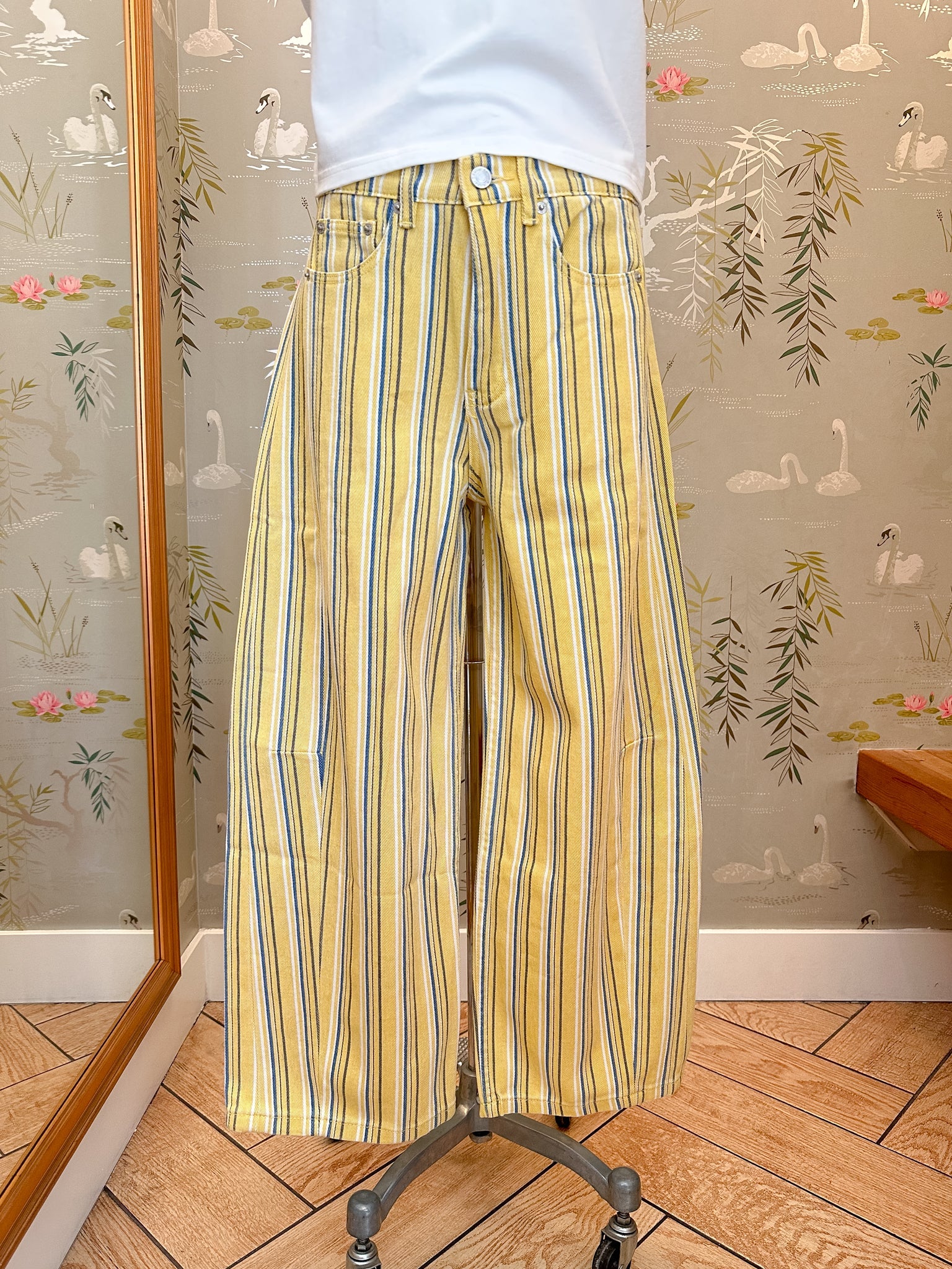 Calças amarelas de algodão, de perna arredondada e às riscas