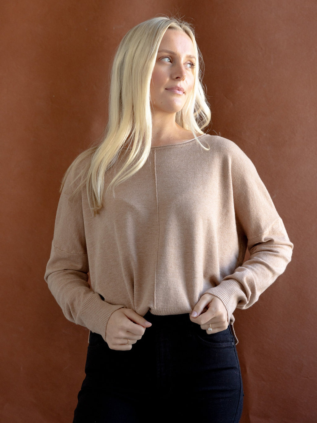 Toffeefarbener langärmliger Strickpullover mit Rundhalsausschnitt