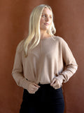 Toffeefarbener langärmliger Strickpullover mit Rundhalsausschnitt