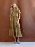 Maxikleid mit V-Ausschnitt und Stufen