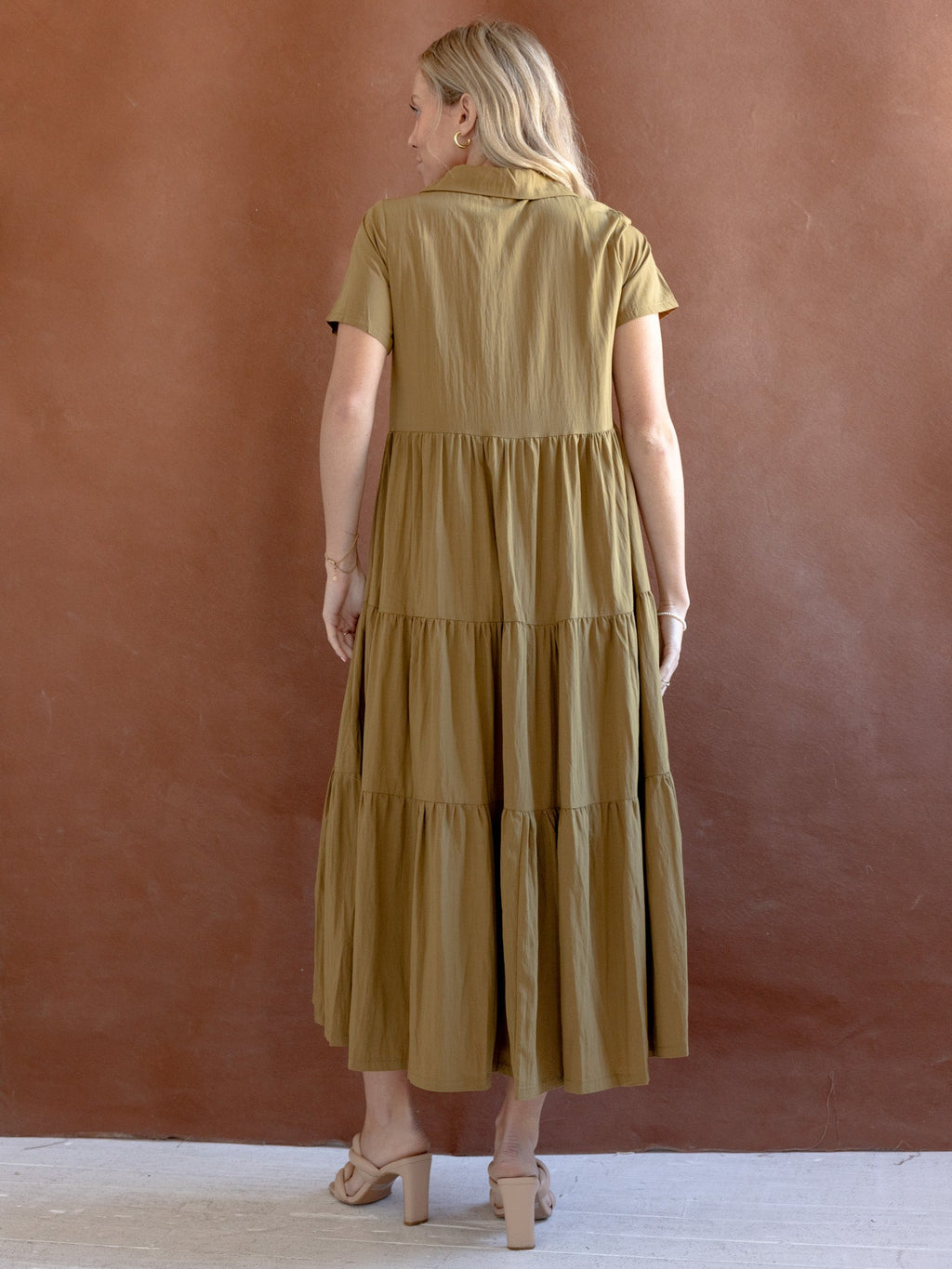 Maxikleid mit V-Ausschnitt und Stufen