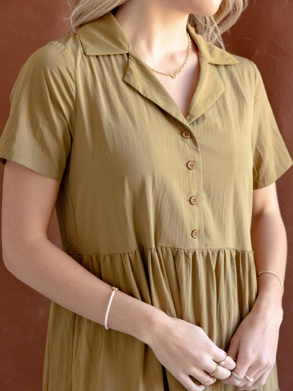 Maxikleid mit V-Ausschnitt und Stufen
