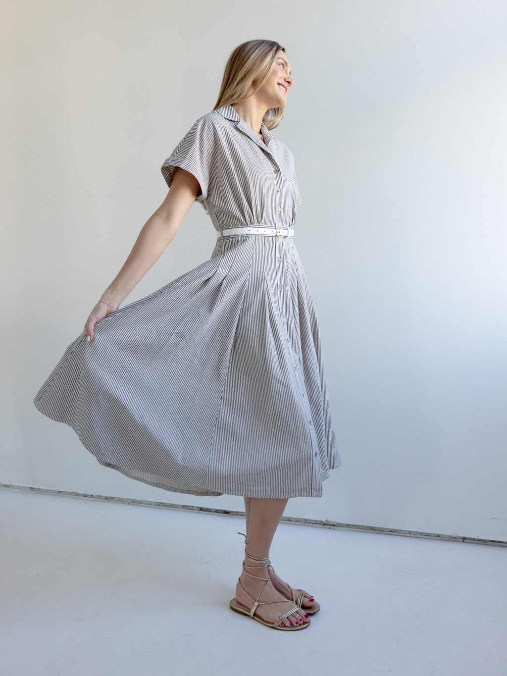 Schwarz-weiß gestreiftes Hemdblusenkleid mit Gürtel