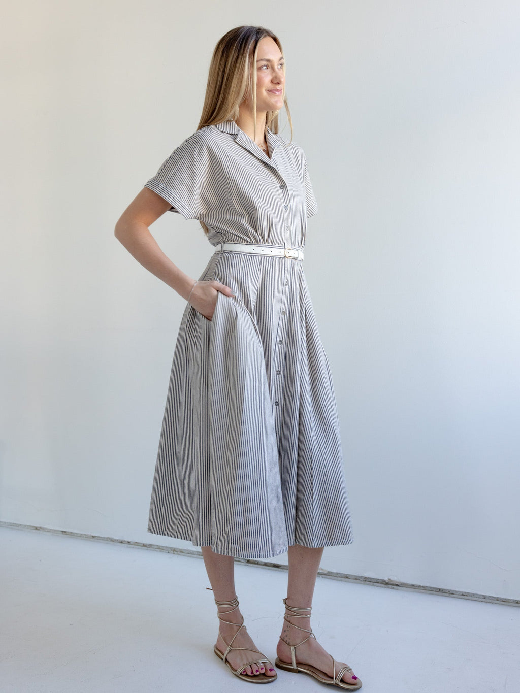 Schwarz-weiß gestreiftes Hemdblusenkleid mit Gürtel