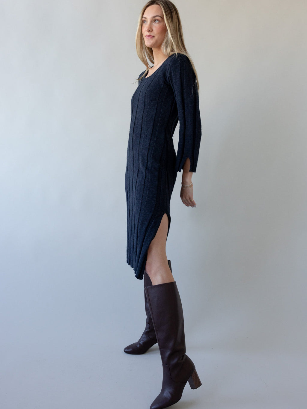 Strick-Midikleid mit strukturierter Oberfläche und Ärmelschlitzen