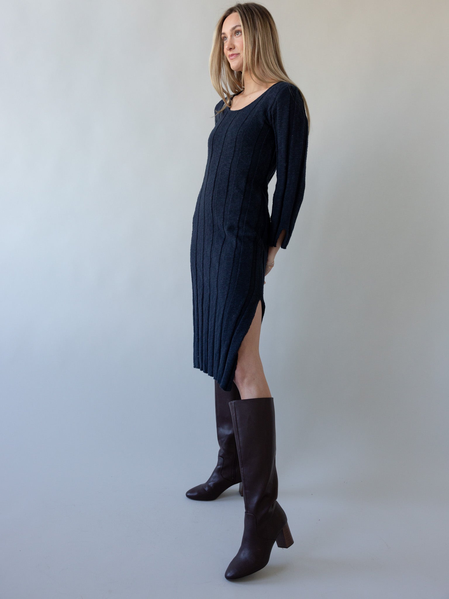 Strick-Midikleid mit strukturierter Oberfläche und Ärmelschlitzen