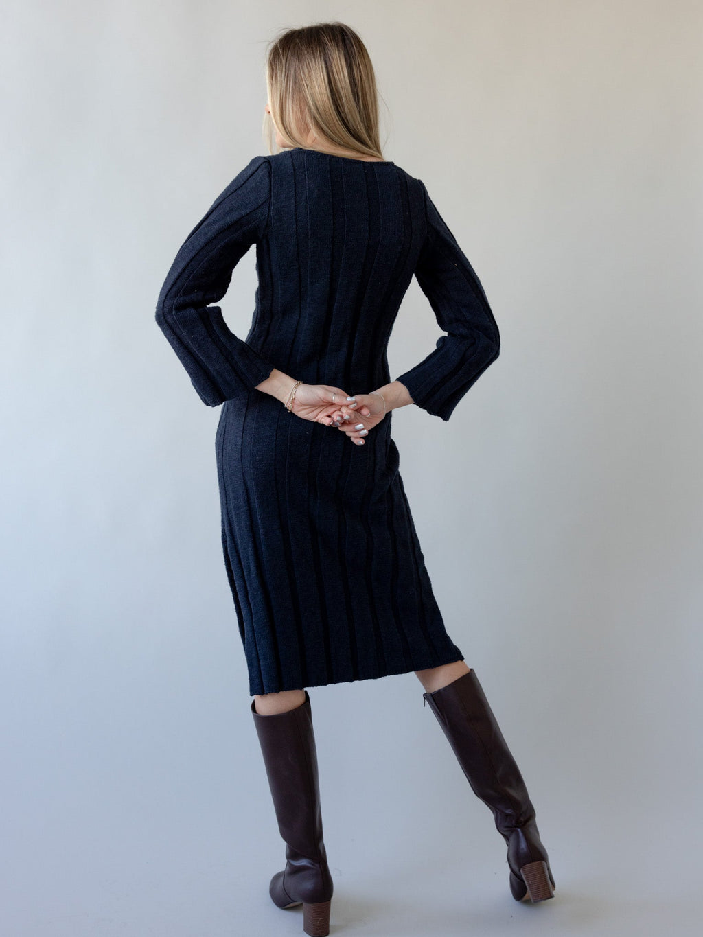 Strick-Midikleid mit strukturierter Oberfläche und Ärmelschlitzen
