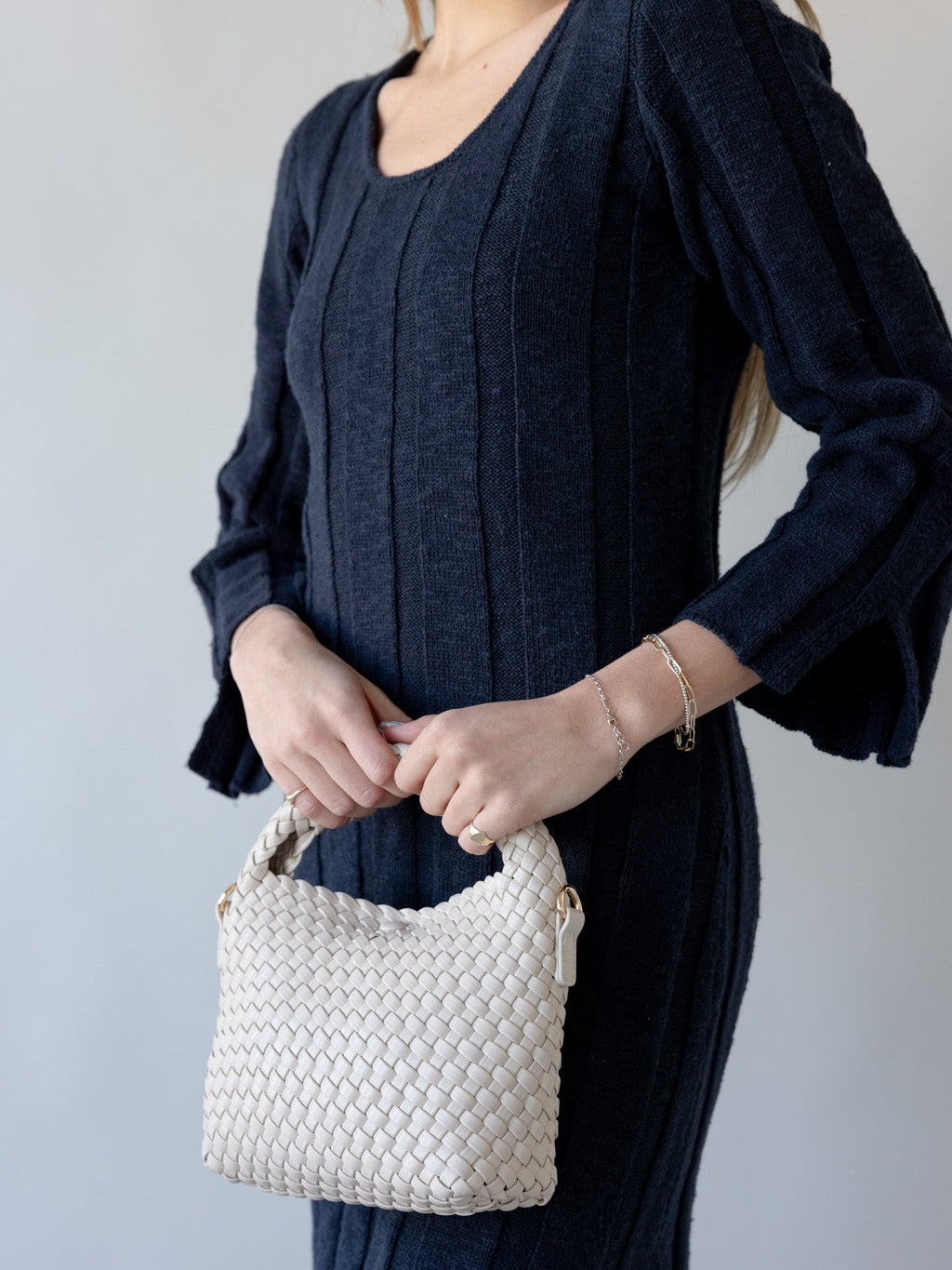Strick-Midikleid mit strukturierter Oberfläche und Ärmelschlitzen