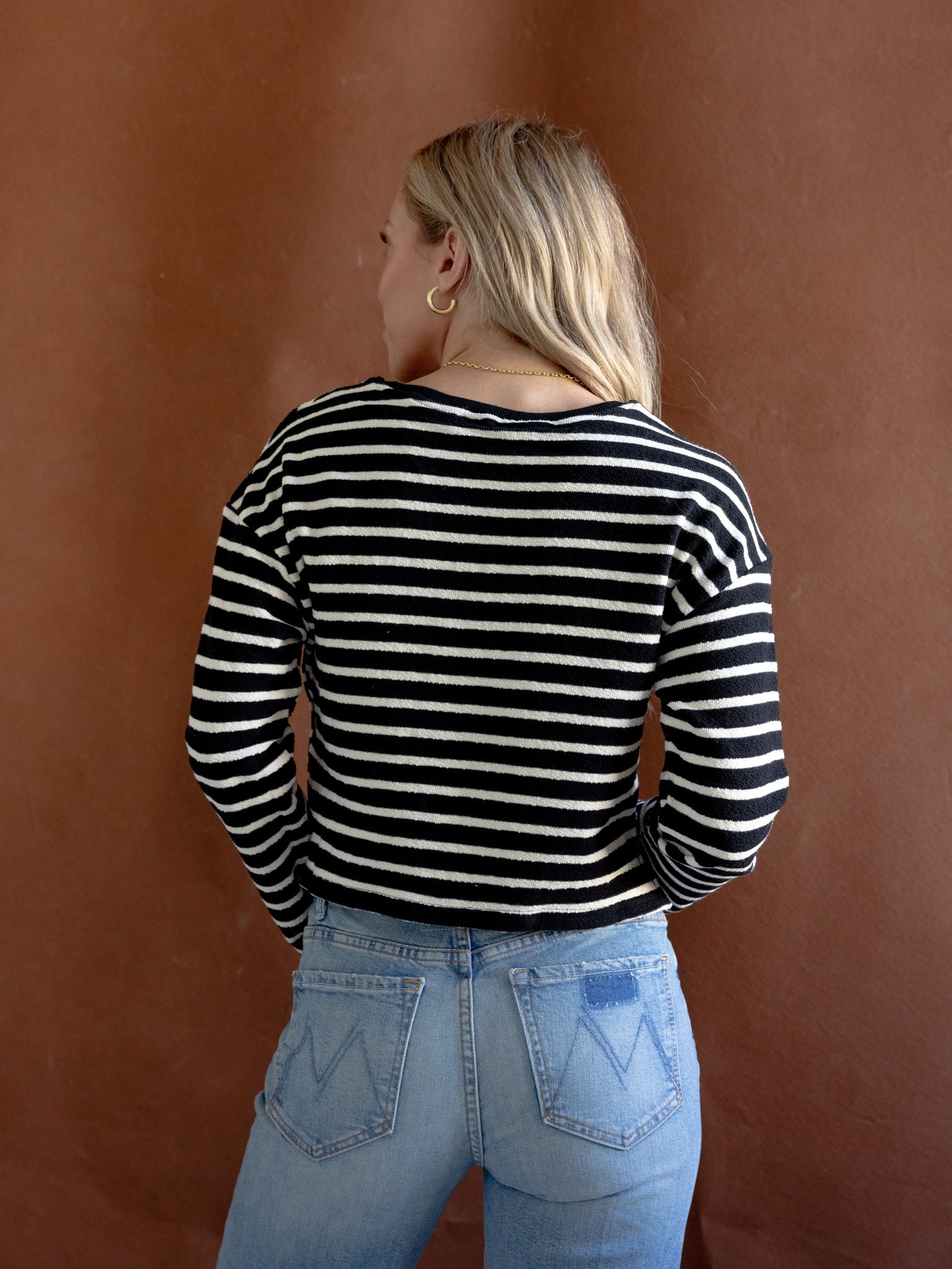 Leichtes kurzes Stricktop mit strukturierter Oberfläche und Seitenschlitzen