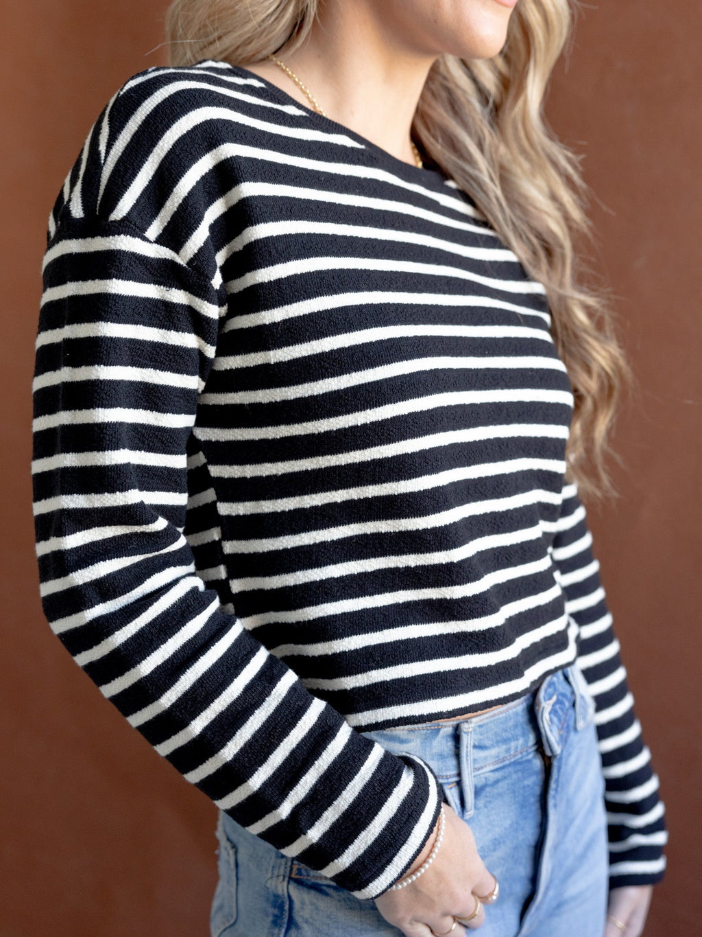 Leichtes kurzes Stricktop mit strukturierter Oberfläche und Seitenschlitzen