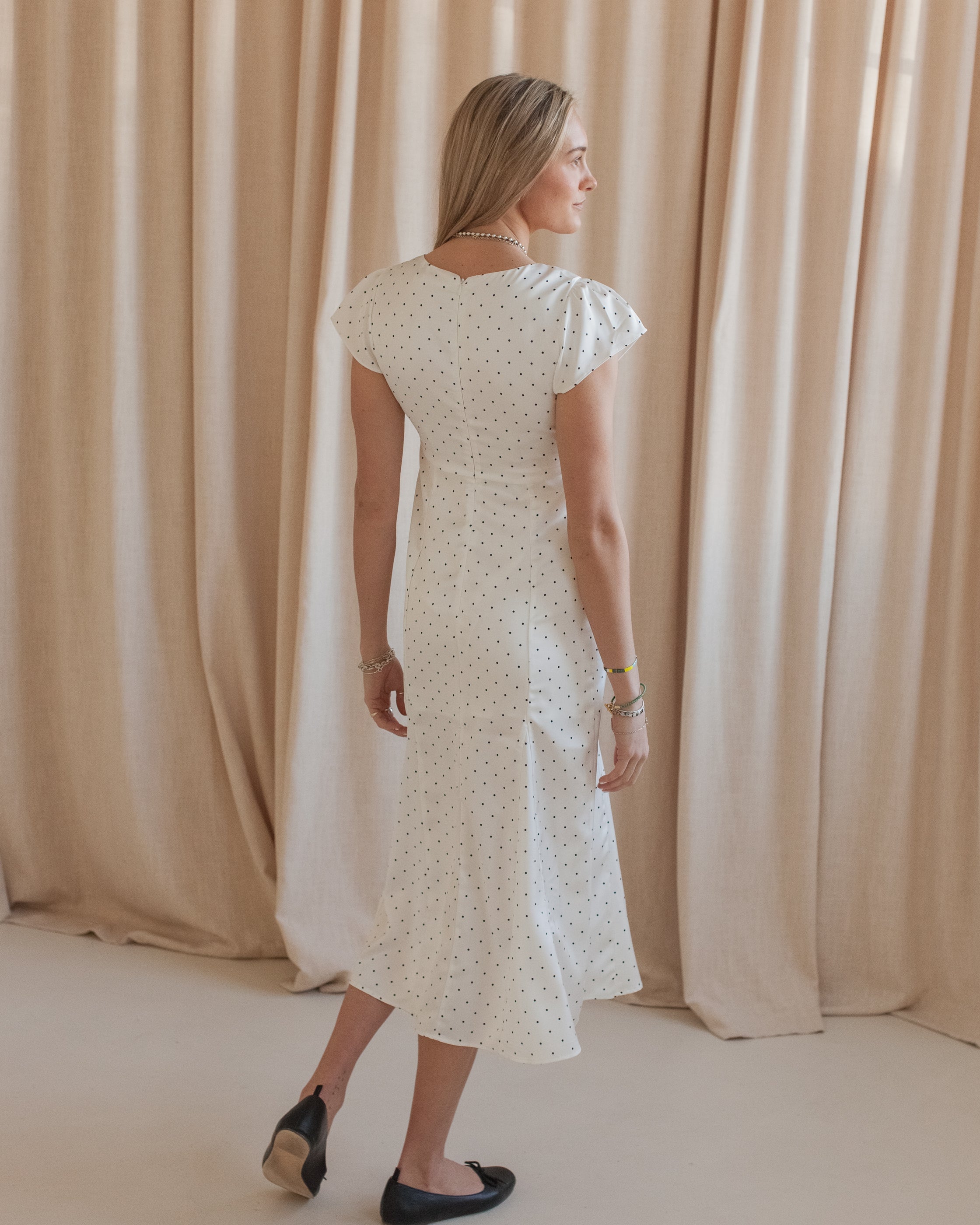 Midi-Trägerkleid mit Punktemuster und kurzen Ärmeln