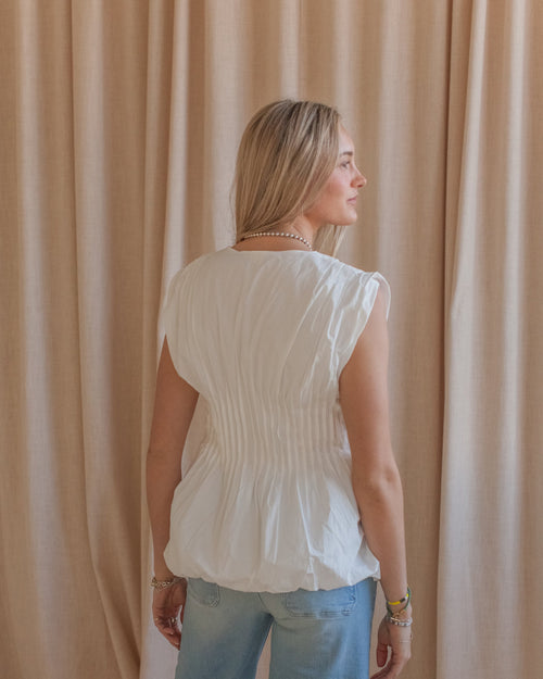 Blusa de algodão com mangas curtas, decote profundo em V e bainha balão
