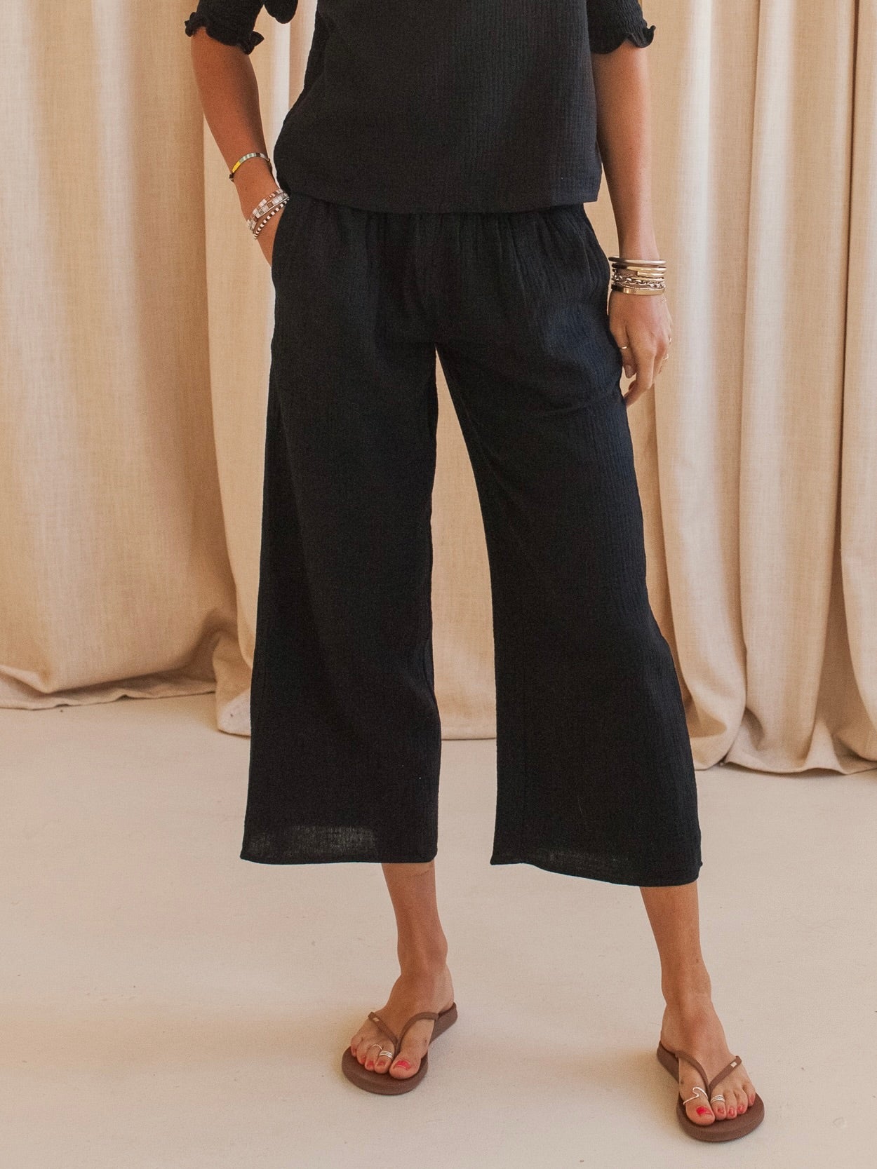 Black Elastic Waist Cropped Wide-Leg Pants