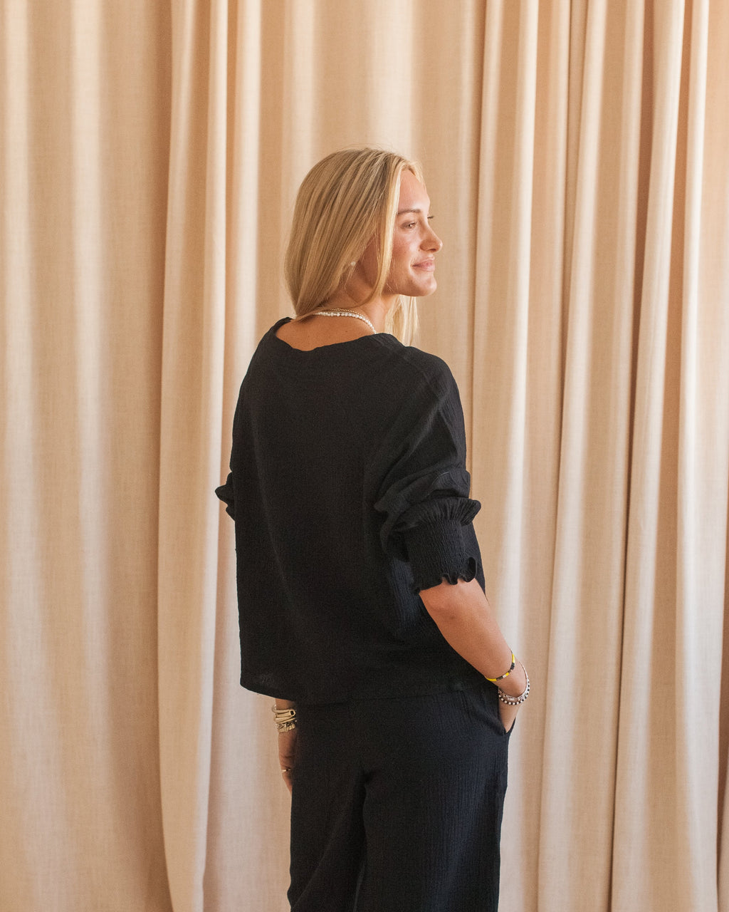 Leichte schwarze Bluse mit Gummizug an den Ärmeln