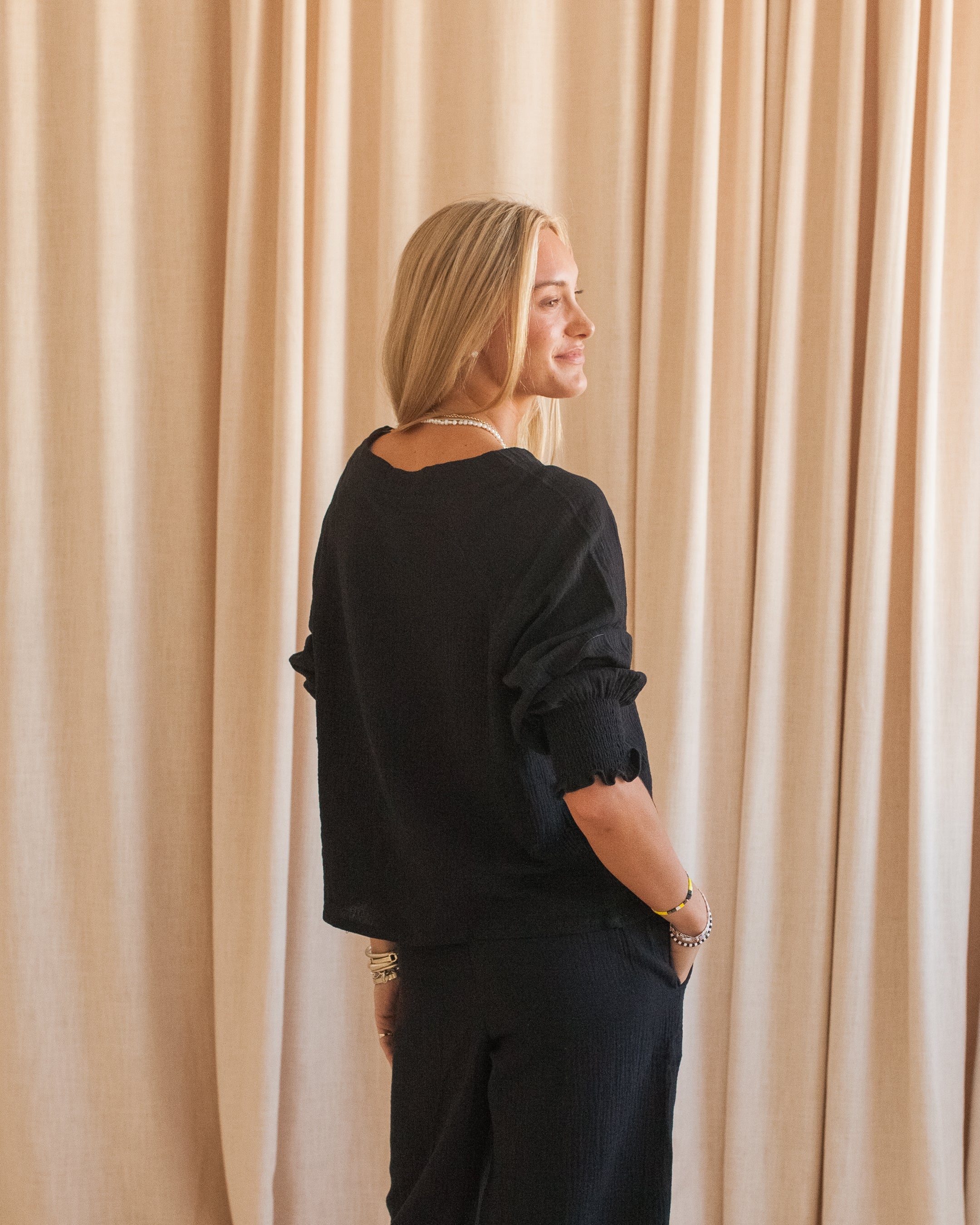 Leichte schwarze Bluse mit Gummizug an den Ärmeln