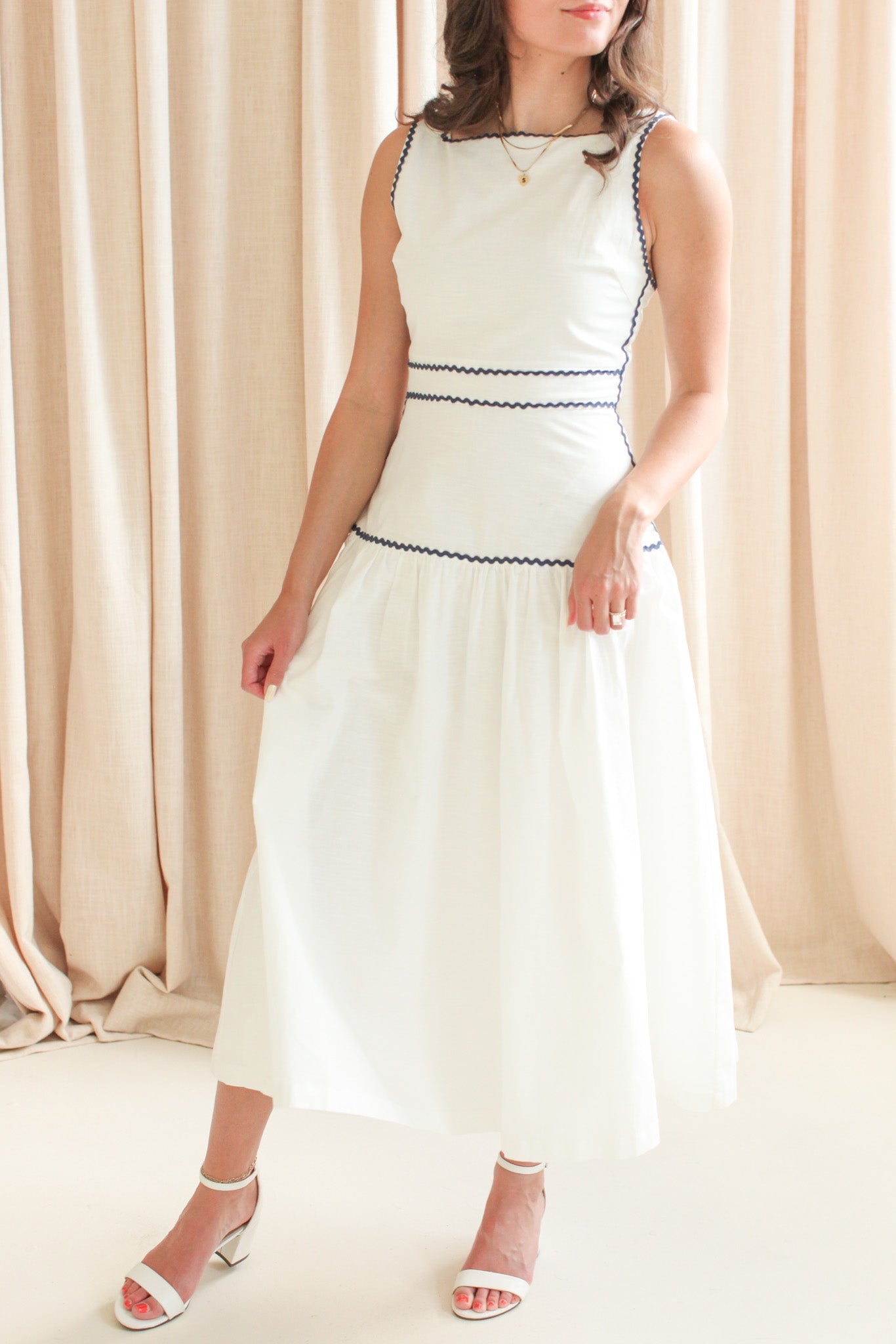 Ärmelloses marineblaues Leinen-Midikleid mit Besatzdetails