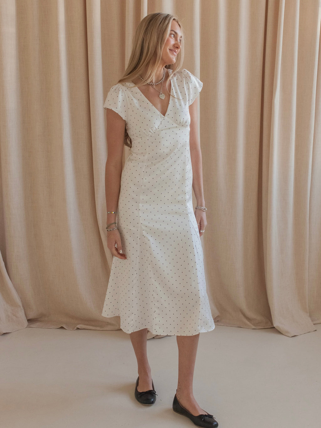 Midi-Trägerkleid mit Punktemuster und kurzen Ärmeln