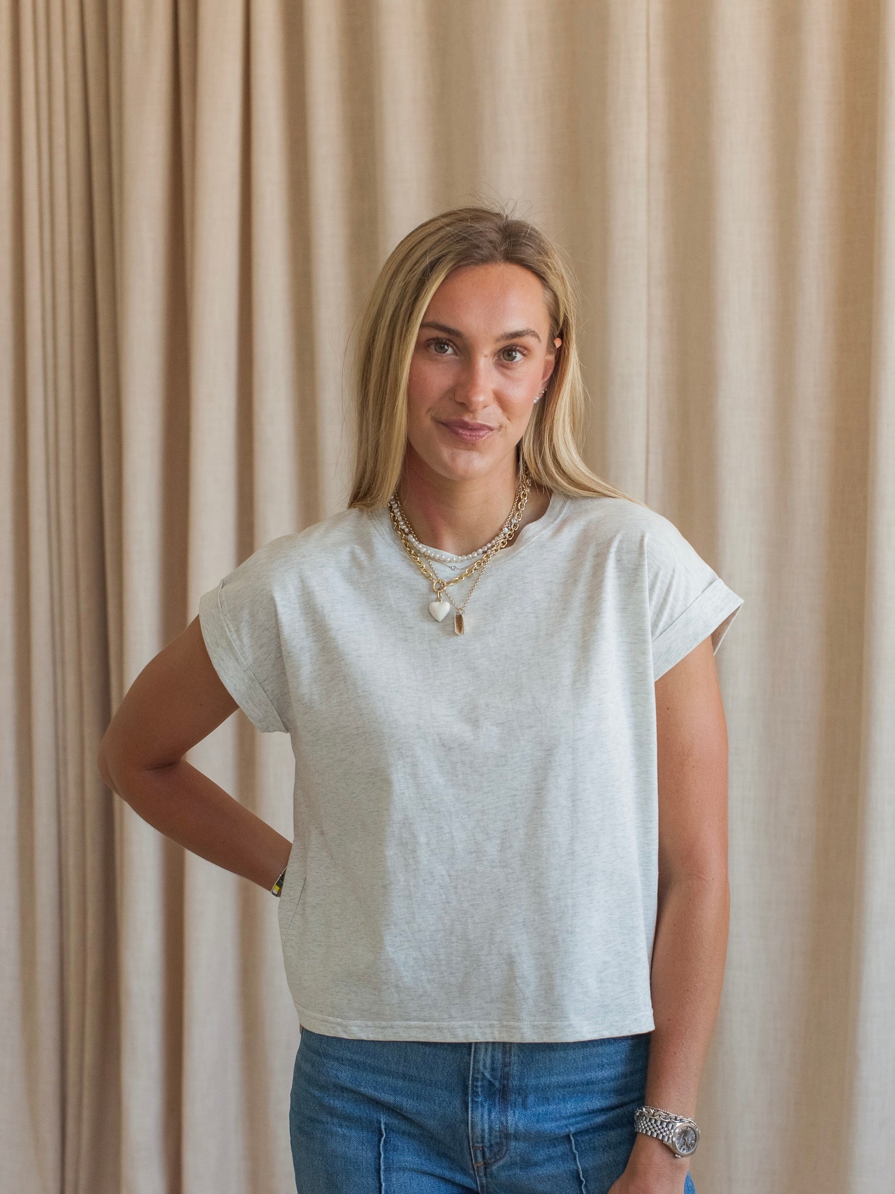 T-shirt cinzenta de algodão, de corte quadrado e mangas com punhos
