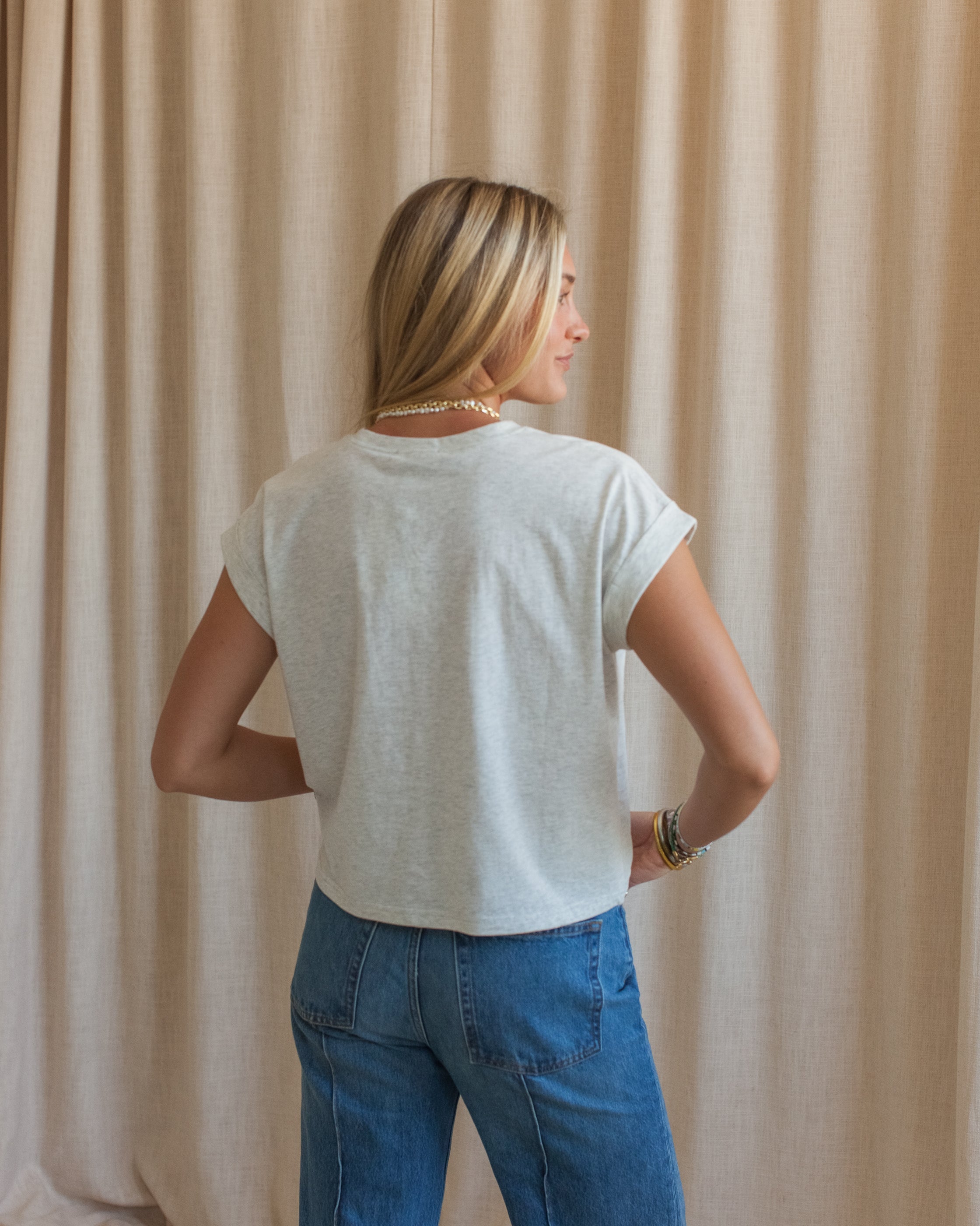 T-shirt cinzenta de algodão, de corte quadrado e mangas com punhos