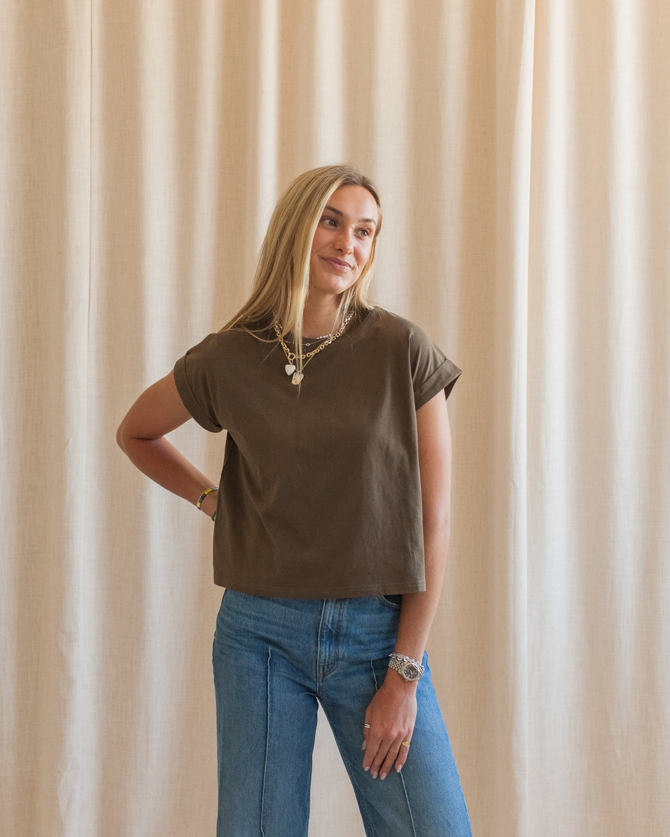 T-shirt verde-azeitona de algodão, de corte quadrado e mangas com punhos