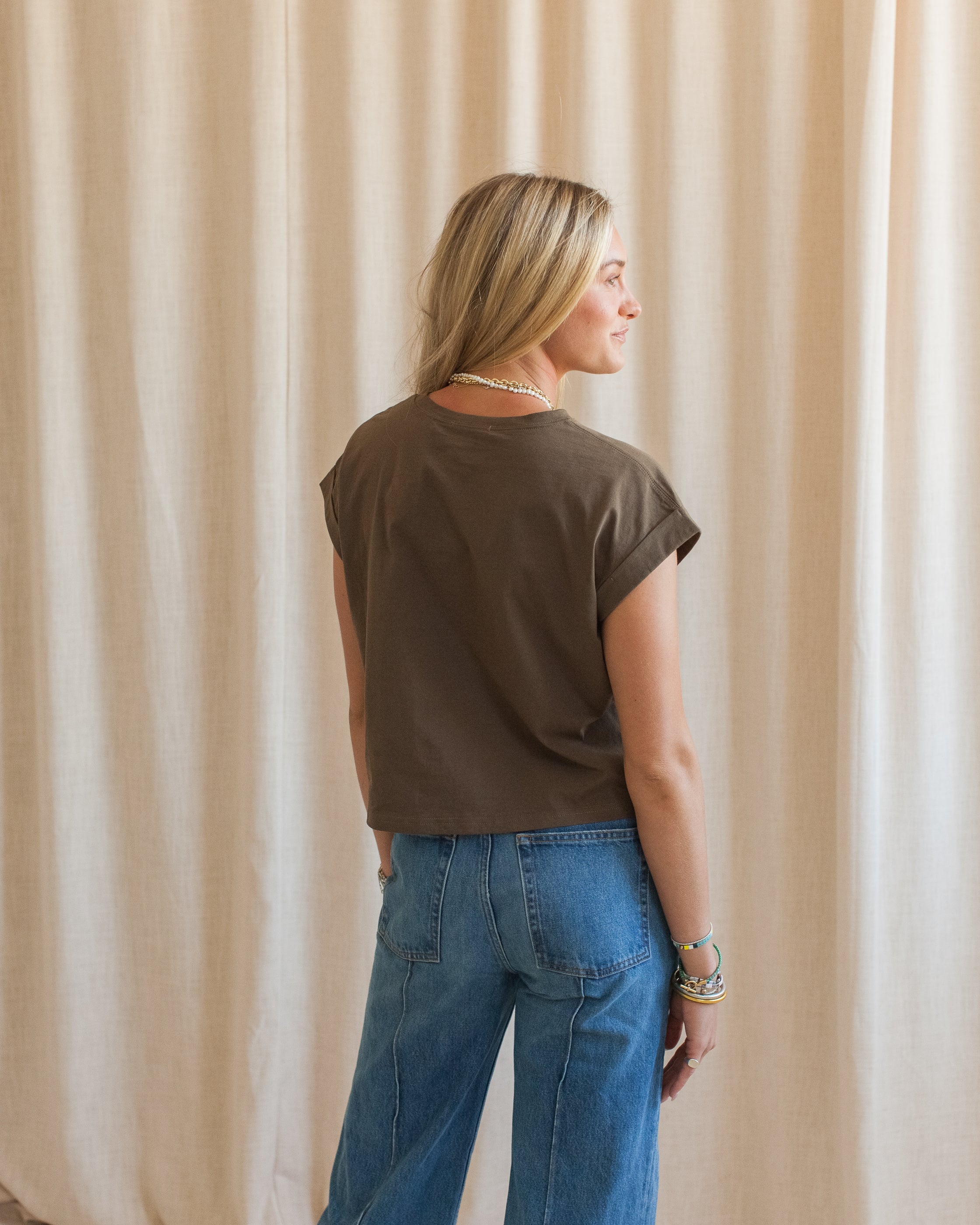 T-shirt verde-azeitona de algodão, de corte quadrado e mangas com punhos