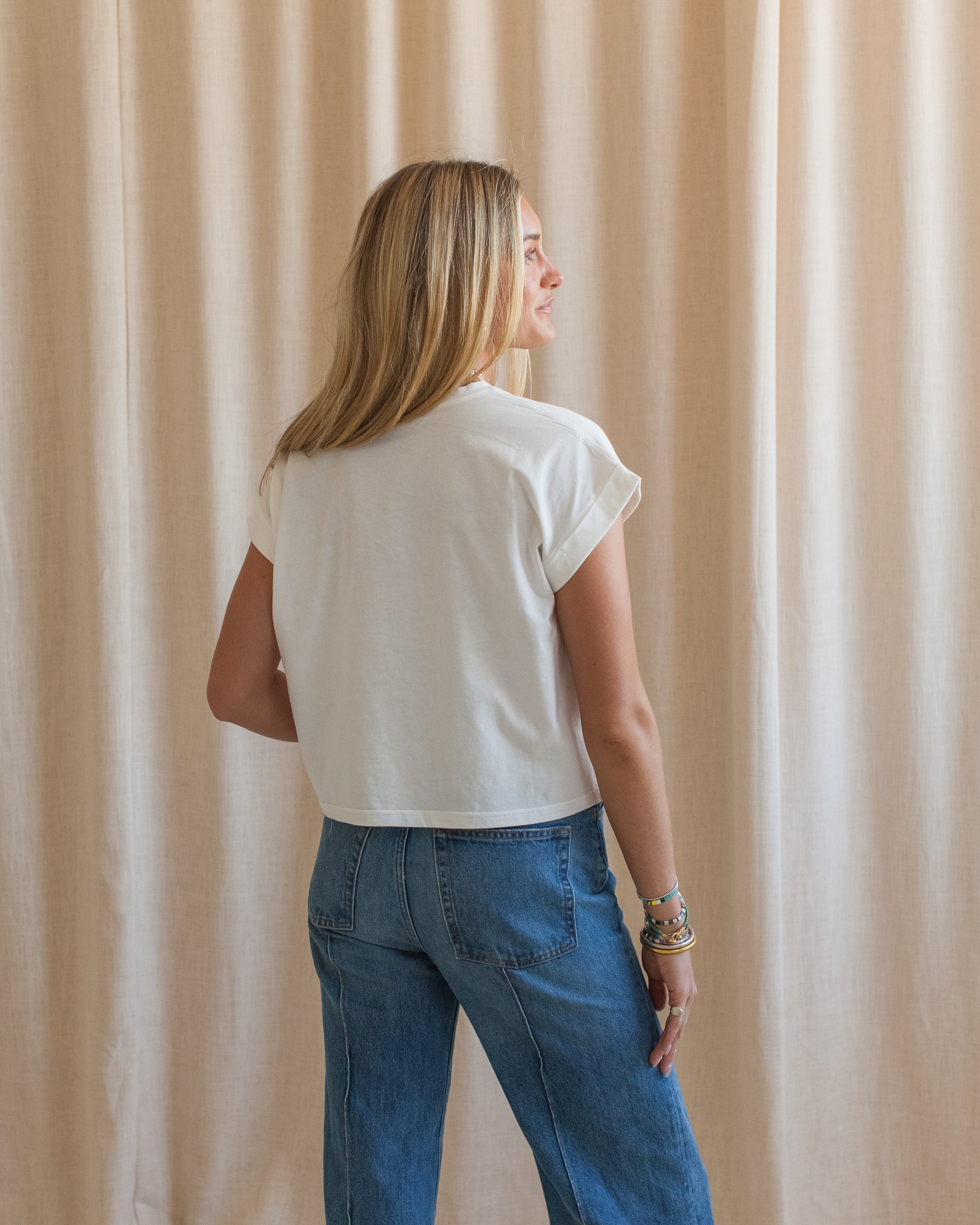 T-shirt branca de algodão, de corte quadrado e mangas com punhos
