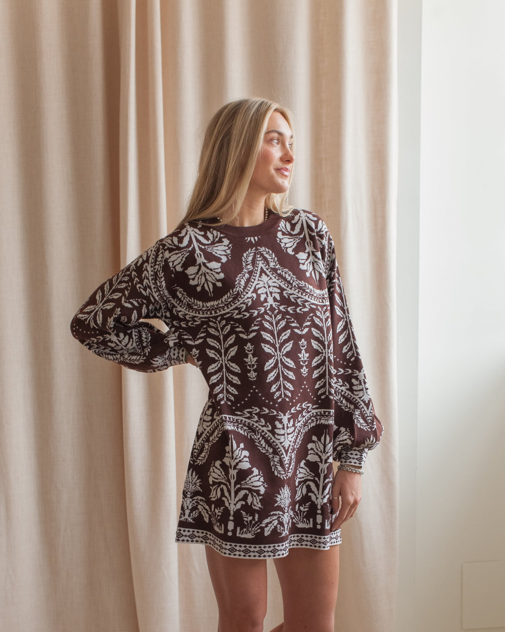 Gemustertes Strick-Minikleid mit weiten Ärmeln