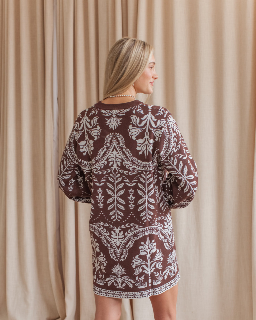 Gemustertes Strick-Minikleid mit weiten Ärmeln