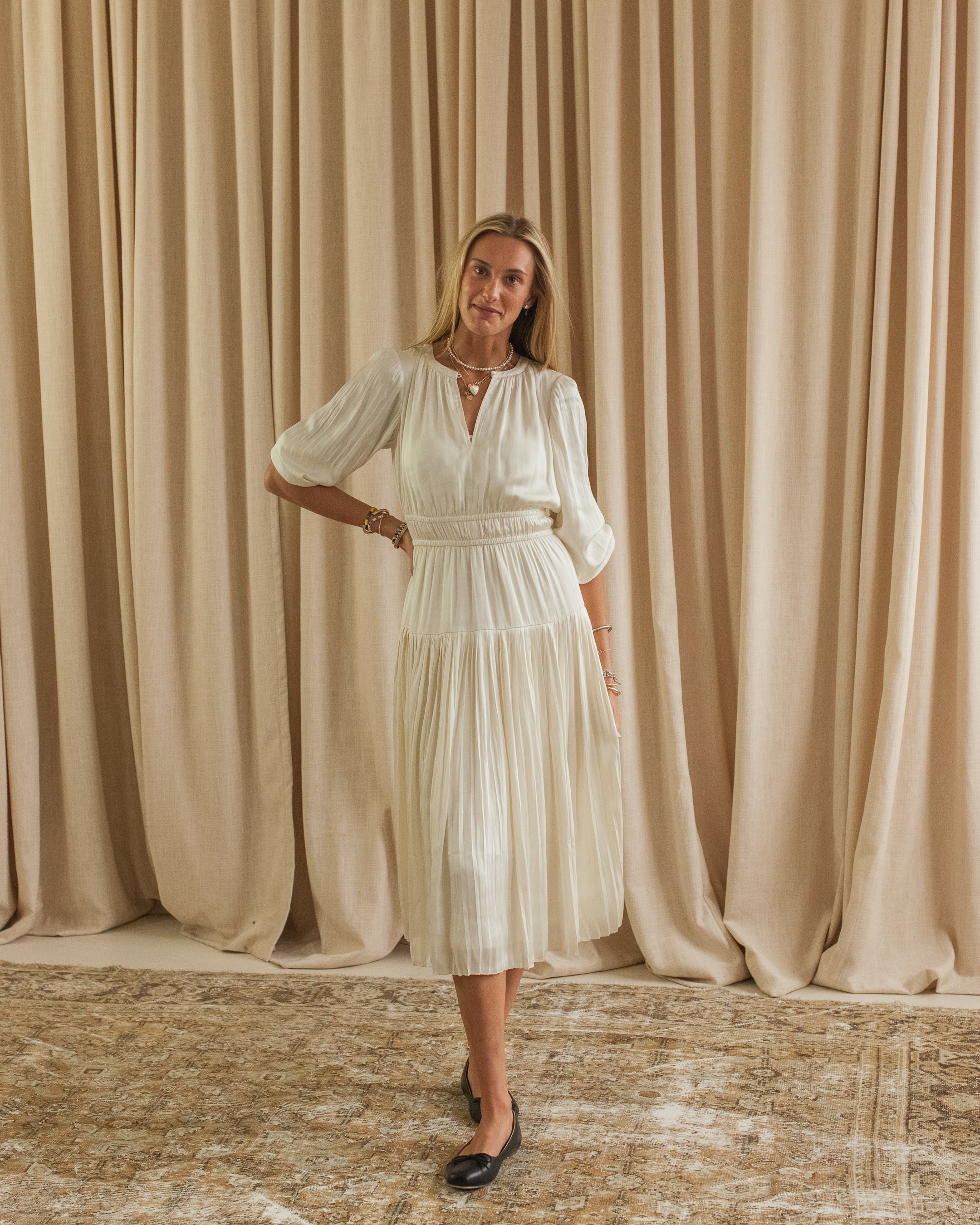 Vestido midi plissado de manga comprida com cintura elástica