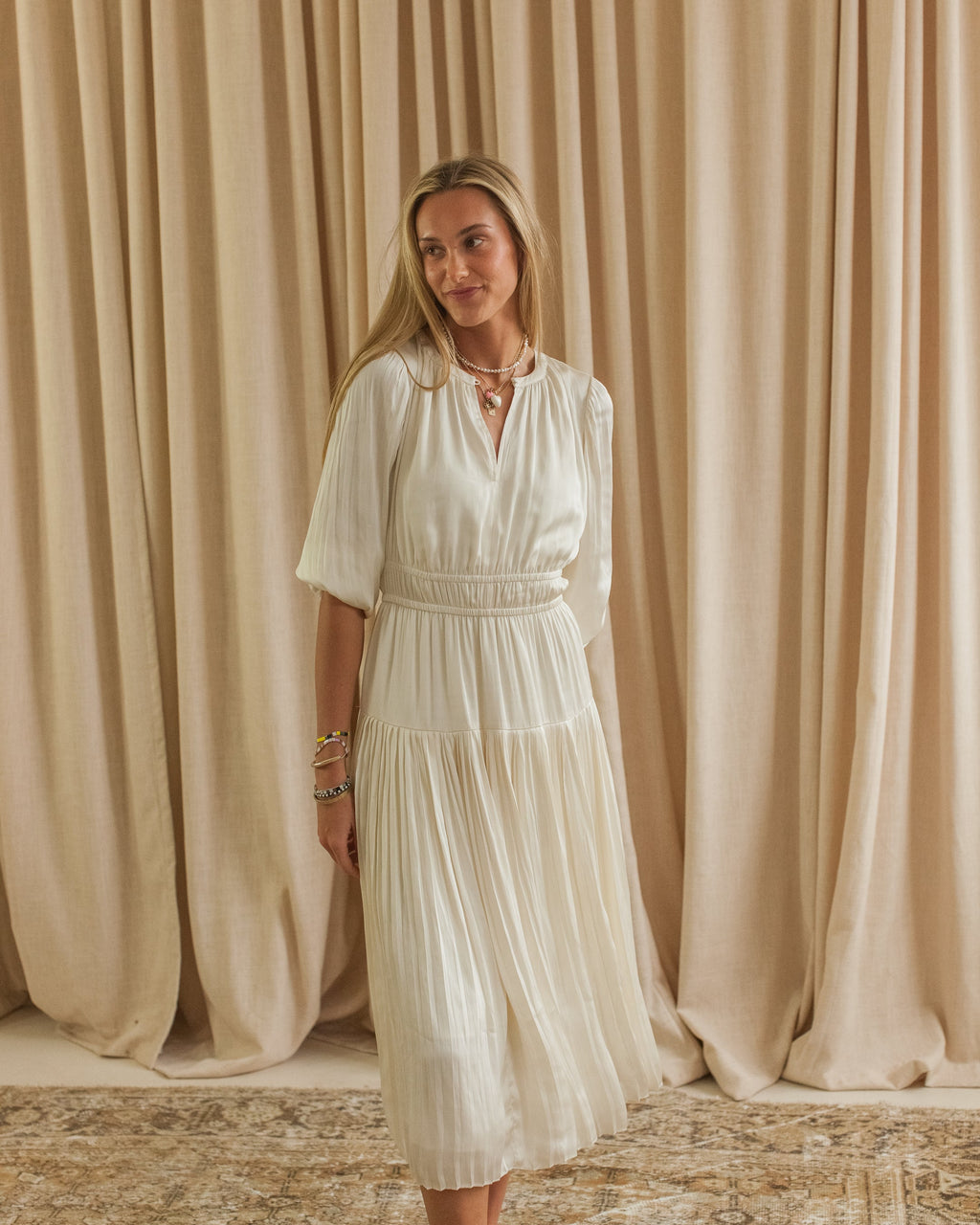Vestido midi plissado de manga comprida com cintura elástica