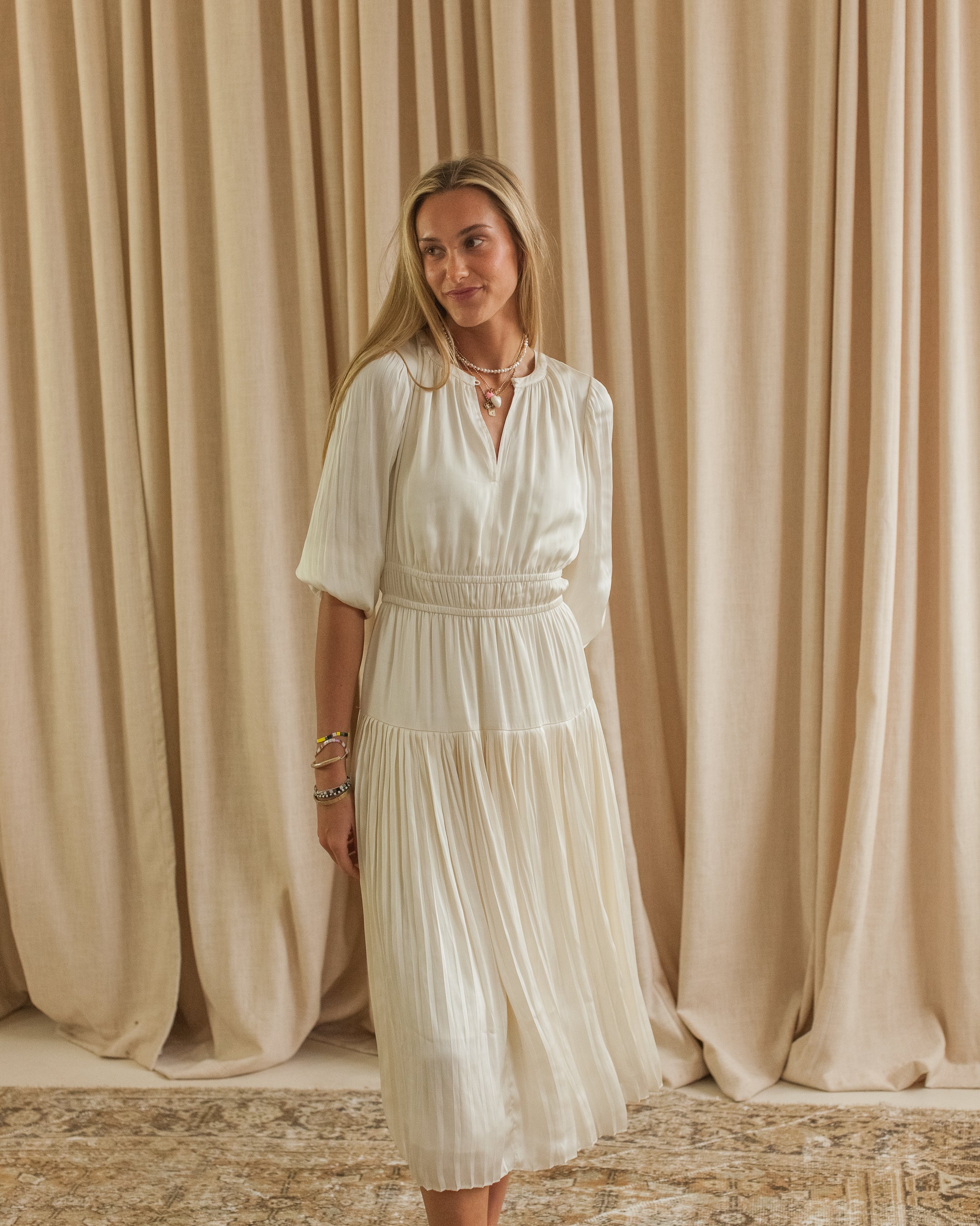 Vestido midi plissado de manga comprida com cintura elástica