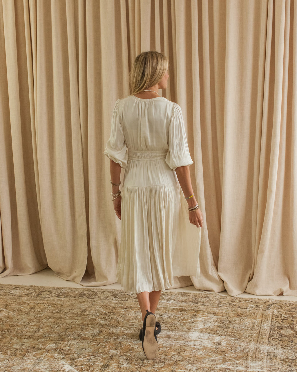 Vestido midi plissado de manga comprida com cintura elástica