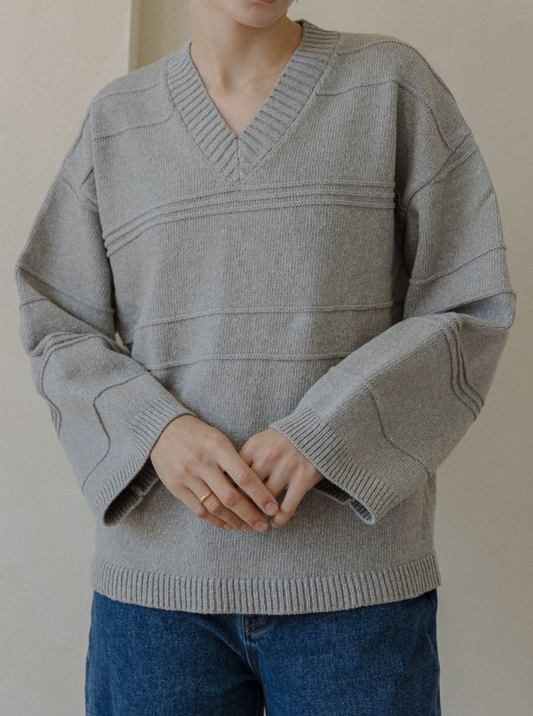 Camisola oversized de algodão e malha entrançada com decote em V